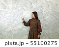 壁際の女性 55100275
