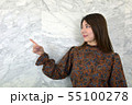 壁際の女性 55100278