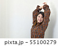窓際の女性 55100279