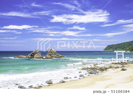 福岡県 糸島市  美しい二見ヶ浦の海と夫婦岩 55100384