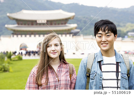 カップル デート 若い男 55100619