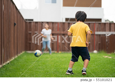 子供 男の子 庭 遊び サッカーボールの写真素材