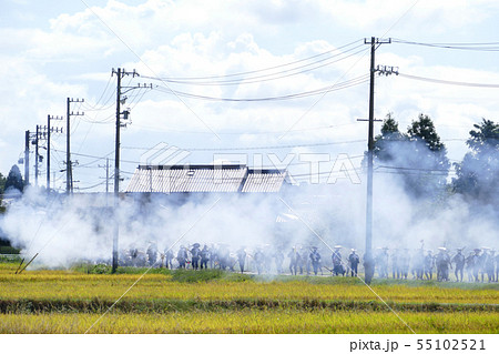 火縄銃の一斉射撃で煙る町 55102521