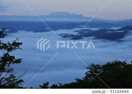 美の山より秩父盆地にかかる雲海と両神山 55102669