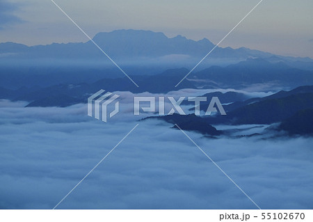 美の山より秩父盆地にかかる雲海と両神山 55102670