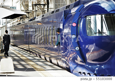 南海電鉄 ラピート女性車掌の写真素材