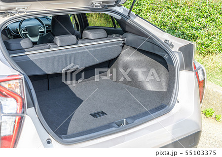 自動車のトランク 55103375