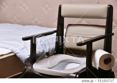 介護用のポータブルトイレ 55103717