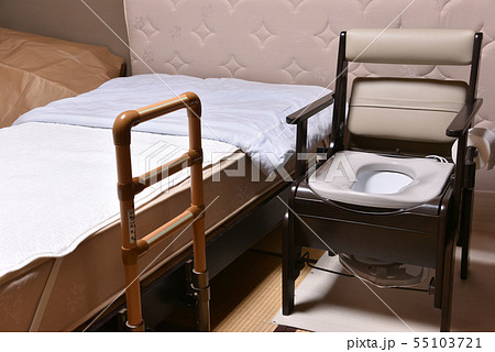 介護用のポータブルトイレ 55103721