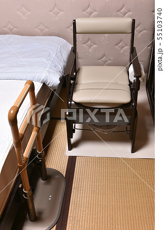 介護用のポータブルトイレ 55103740