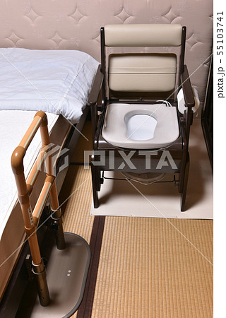 介護用のポータブルトイレ 55103741