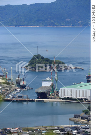 波止浜港と湾口のかつての村上水軍の根拠地「来島」 55104682