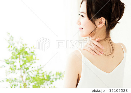 ビューティー 女性 スキンケア ビューティ 若い女性 美容 ビューティー 女性 スキンケア ビューティ 若い女性 美容 55105528