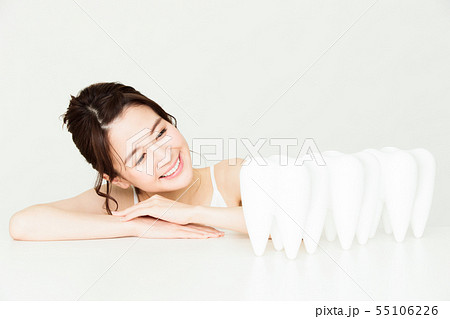 デンタル　ホワイトニング　オーラルケア　ビューティー　女性　若い女性　美容 55106226