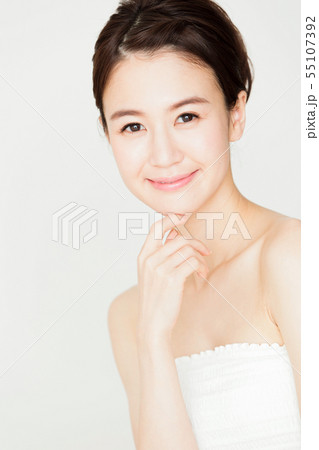 ビューティー 女性 スキンケア ビューティ 若い女性 美容 ビューティー 女性 スキンケア ビューティ 若い女性 美容 55107392