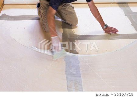 内装工事　クッションフロア接着のためボンドを伸ばす作業 55107719