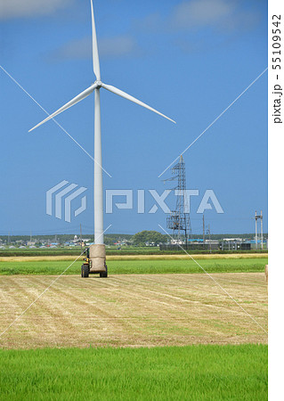 北海道江差町で牧草を刈りとり牧草ロールを作っている農作業の夏の風景を撮影 55109542