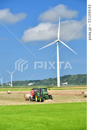 北海道江差町で牧草を刈りとり牧草ロールを作っている農作業の夏の風景を撮影 55109543