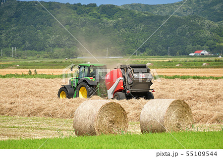 北海道江差町で牧草を刈りとり牧草ロールを作っている農作業の夏の風景を撮影 55109544
