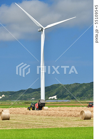 北海道江差町で牧草を刈りとり牧草ロールを作っている農作業の夏の風景を撮影 55109545