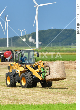 北海道江差町で牧草を刈りとり牧草ロールを作っている農作業の夏の風景を撮影 北海道江差町で牧草を刈りとり牧草ロールを作っている農作業の夏の風景を撮影 55109547