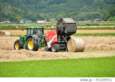 北海道江差町で牧草を刈りとり牧草ロールを作っている農作業の夏の風景を撮影 55109551