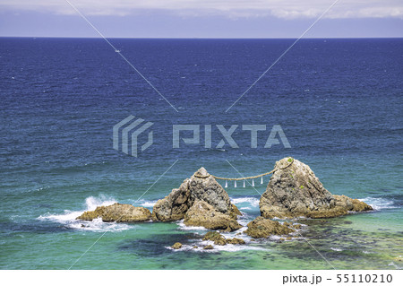 福岡県 糸島市  美しい二見ヶ浦の海と夫婦岩 55110210
