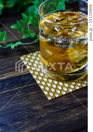 梅の実が入った梅酒 55110908