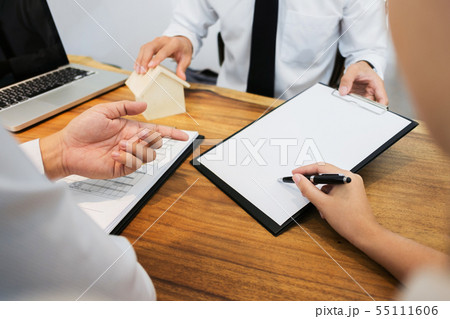 Real Estate agent with customer making contract 55111606