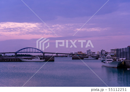 沖縄 石垣島 登野城漁港から見るサザンゲートブリッジの夕景 沖縄 石垣島 登野城漁港から見るサザンゲートブリッジの夕景 55112251