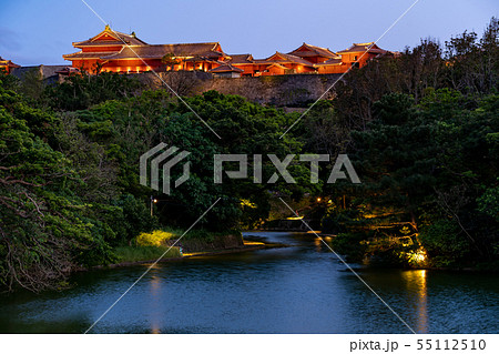 沖縄 首里城の夜景 龍潭池ごし ライトアップの写真素材