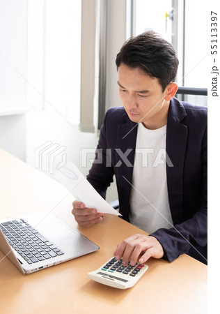 オフィス　会議室　ビジネスマン 55113397