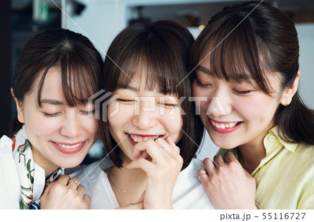 女性グループ  55116727