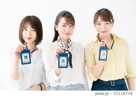 社員証を見せる女性 社員証を見せる女性 55116738