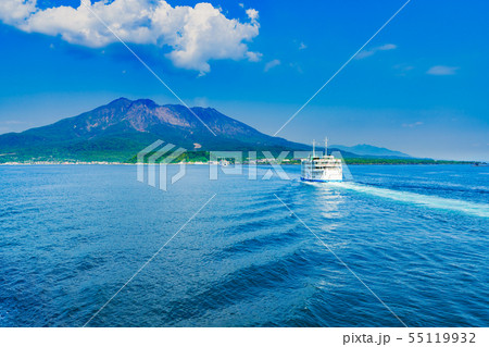 [鹿児島県の観光イメージ] 初夏の快晴の下，噴煙をあげる桜島に向かう桜島フェリーと海上の航跡 55119932