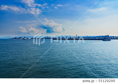 [鹿児島市の交通イメージ] 初夏の快晴の鹿児島港を背景に，桜島に向かう桜島フェリー 55120200