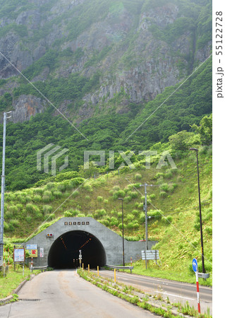 北海道岩内町雷電海岸で雷電トンネルの夏の風景を撮影の写真素材