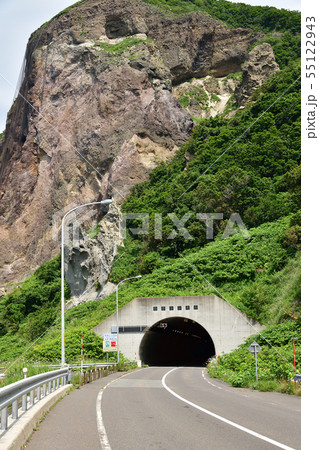 北海道島牧村茂津多海岸で白糸トンネルの夏の風景を撮影 55122943