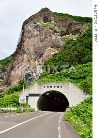 北海道島牧村茂津多海岸で白糸トンネルの夏の風景を撮影 55122944
