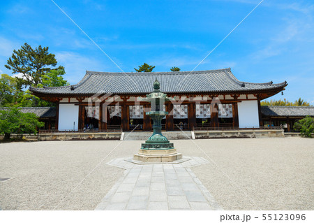 法隆寺　大講堂と桂昌院燈籠 55123096