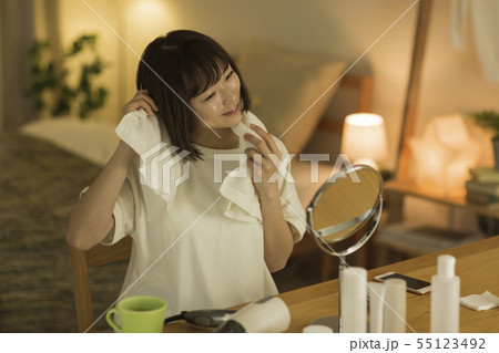 若い女性 風呂上がり 55123492