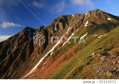 南アルプス　白峰三山テント縦走　濃鳥小屋テント場からの風景　朝陽に映える農鳥岳 55123571