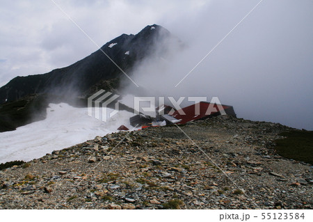 南アルプス 白峰三山テント縦走 北岳山荘から北岳を仰ぎ見る 南アルプス 白峰三山テント縦走 北岳山荘から北岳を仰ぎ見る 55123584