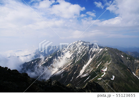 南アルプス　白峰三山テント縦走　北岳山頂から　間ノ岳と農鳥岳を望む 55123655