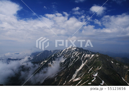 南アルプス　白峰三山テント縦走　北岳山頂から　間ノ岳と農鳥岳を望む 55123656