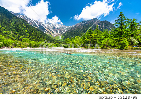 《長野県》新緑の上高地・岳沢と梓川 《長野県》新緑の上高地・岳沢と梓川 55128798