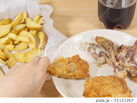 ジャンクフードの食事 フライドチキンとフライドポテト 過食症 ジャンクフードの食事 フライドチキンとフライドポテト 過食症 55131367