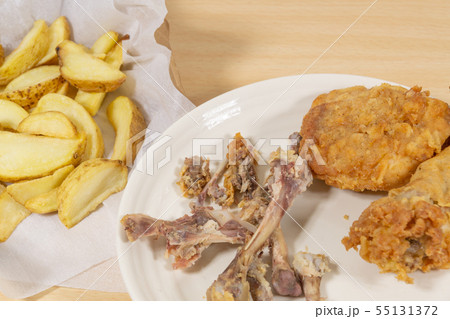 ジャンクフードの食事 フライドチキンとフライドポテト 過食症 ジャンクフードの食事 フライドチキンとフライドポテト 過食症 55131372