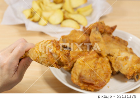 ジャンクフードの食事 フライドチキンとフライドポテト 過食症 ジャンクフードの食事 フライドチキンとフライドポテト 過食症 55131379