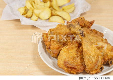 ジャンクフードの食事 フライドチキンとフライドポテト 過食症 ジャンクフードの食事 フライドチキンとフライドポテト 過食症 55131380